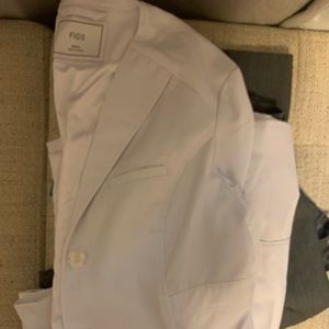 Figs white coat S